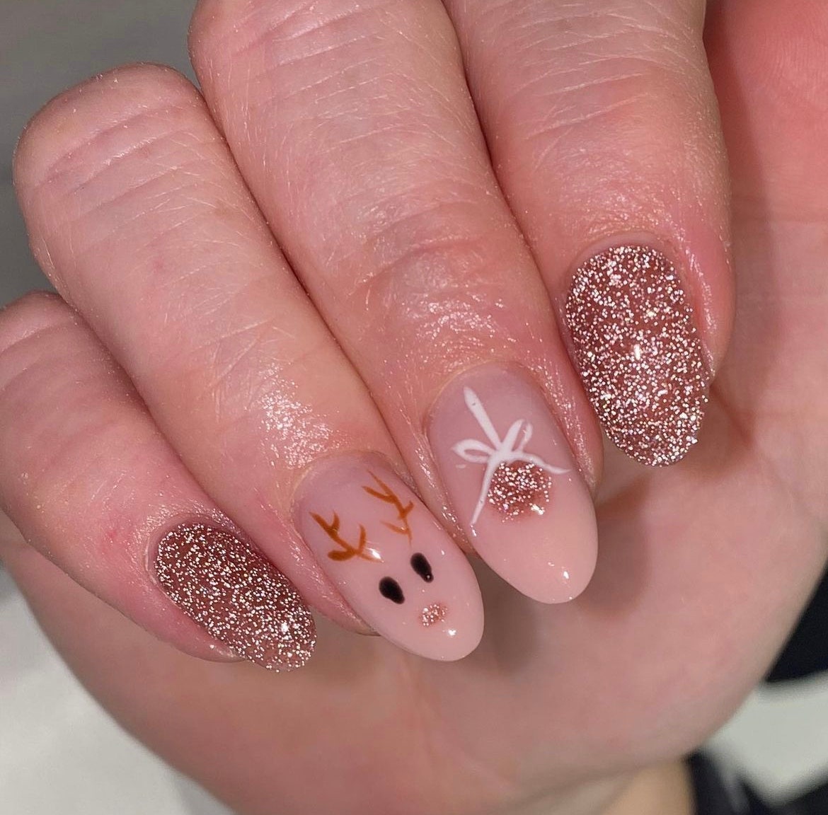 elegantes uñas navideñas sencillas