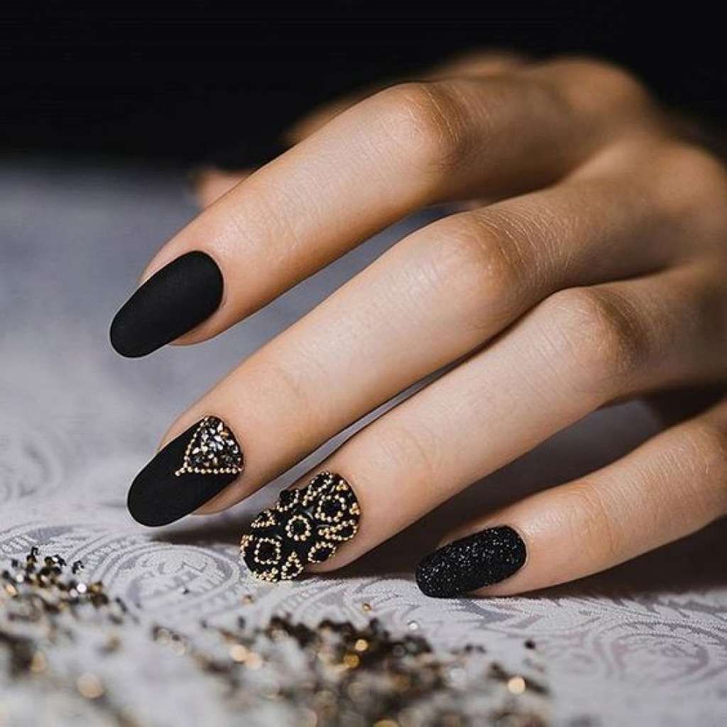 modelos de uñas en negro