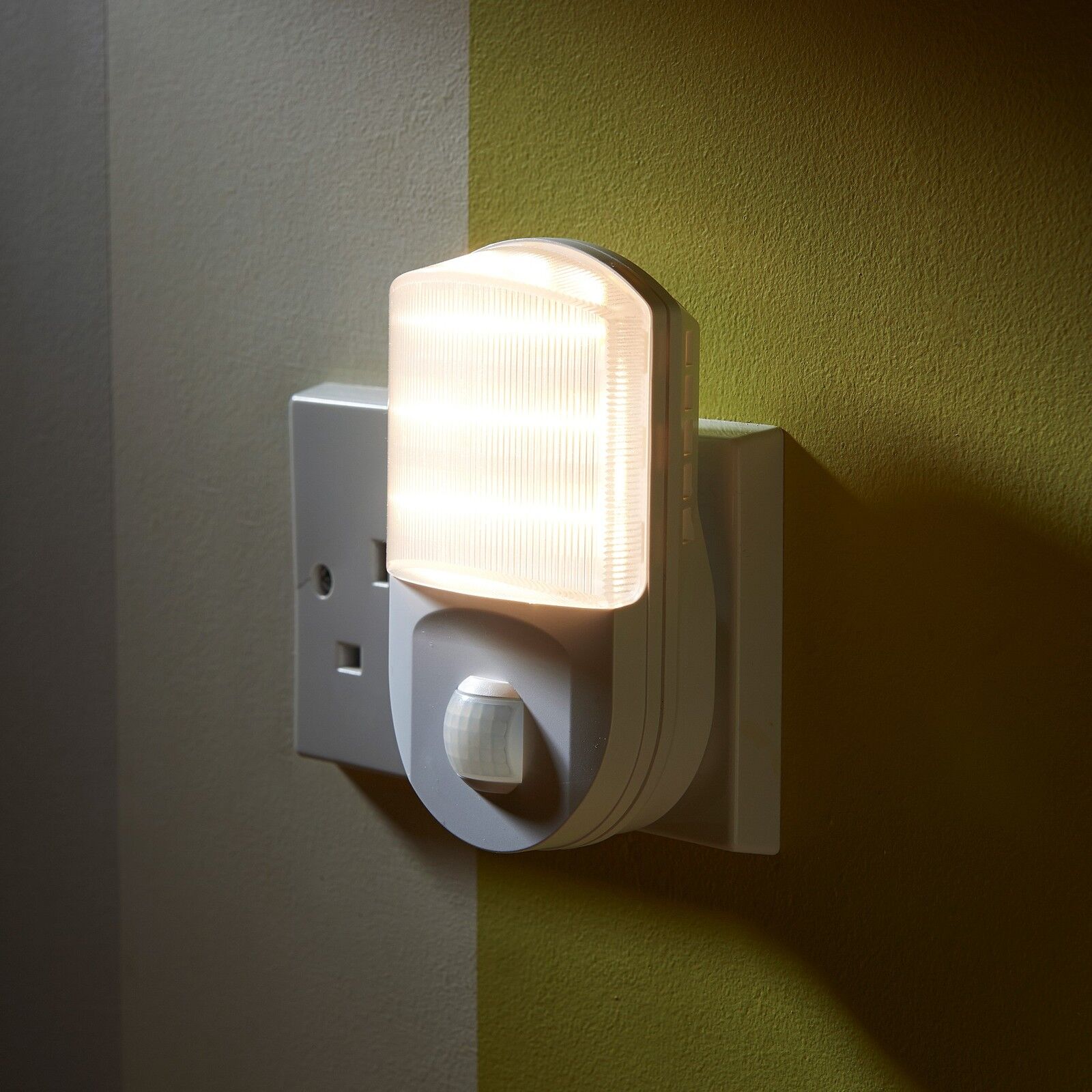 motion detector night light plug in