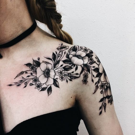 tatuajes de flores en el hombro