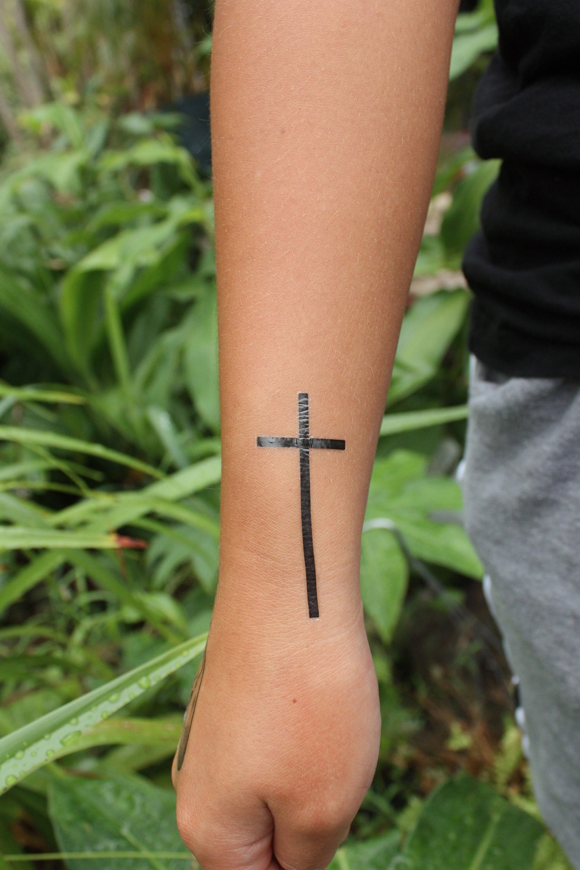 tatuajes de cruz con fechas