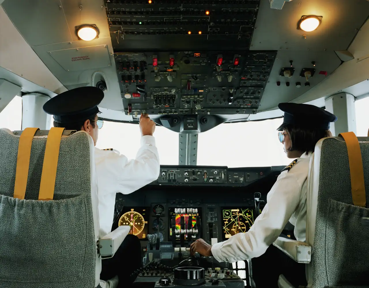 how much money do airline pilots make a year