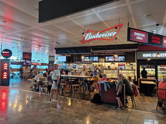 is there a smoking area in alicante airport