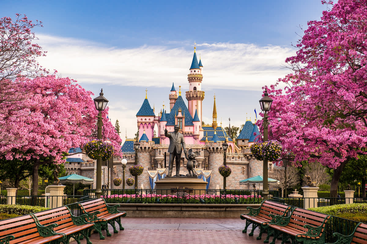 disneyland la opening hours