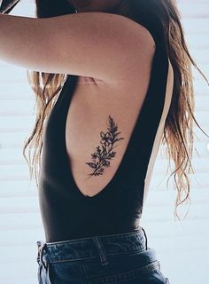 originales tatuajes en las costillas para mujer