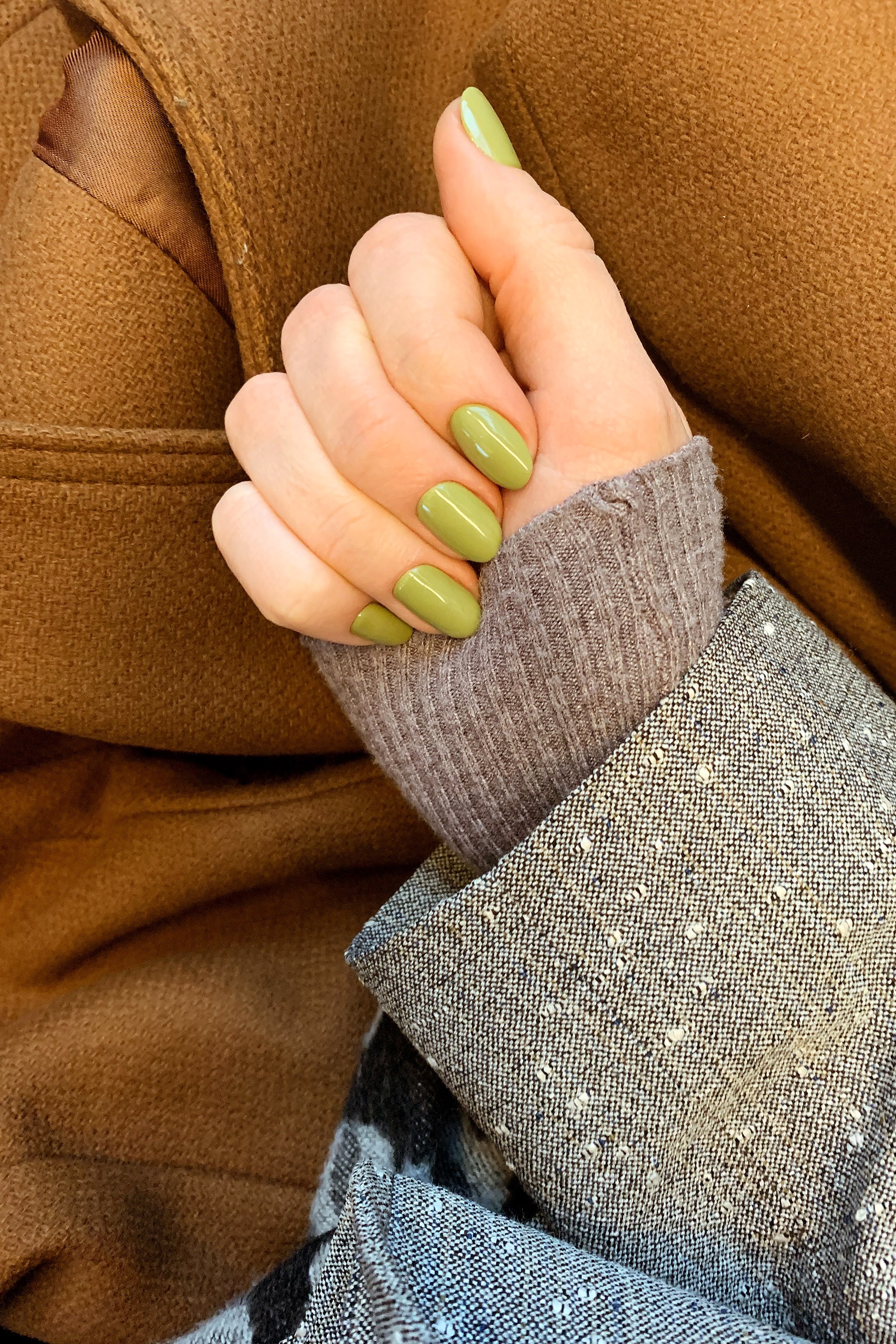 uñas negras con verde