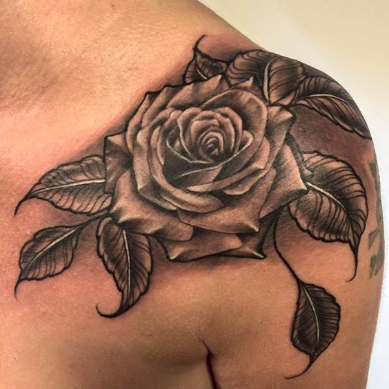 tatuajes de rosas en el pecho para hombres