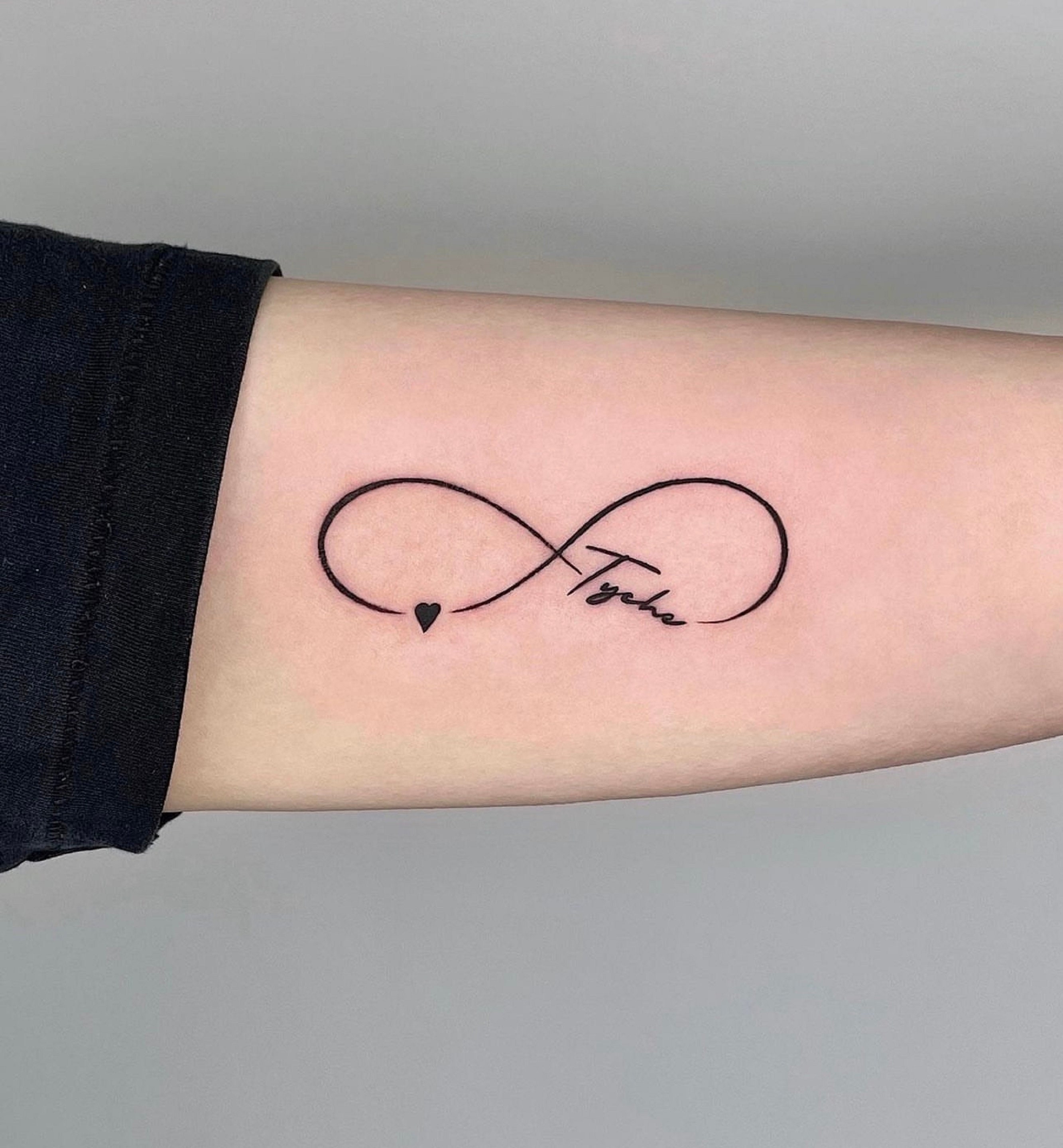 tatuajes de infinito con iniciales