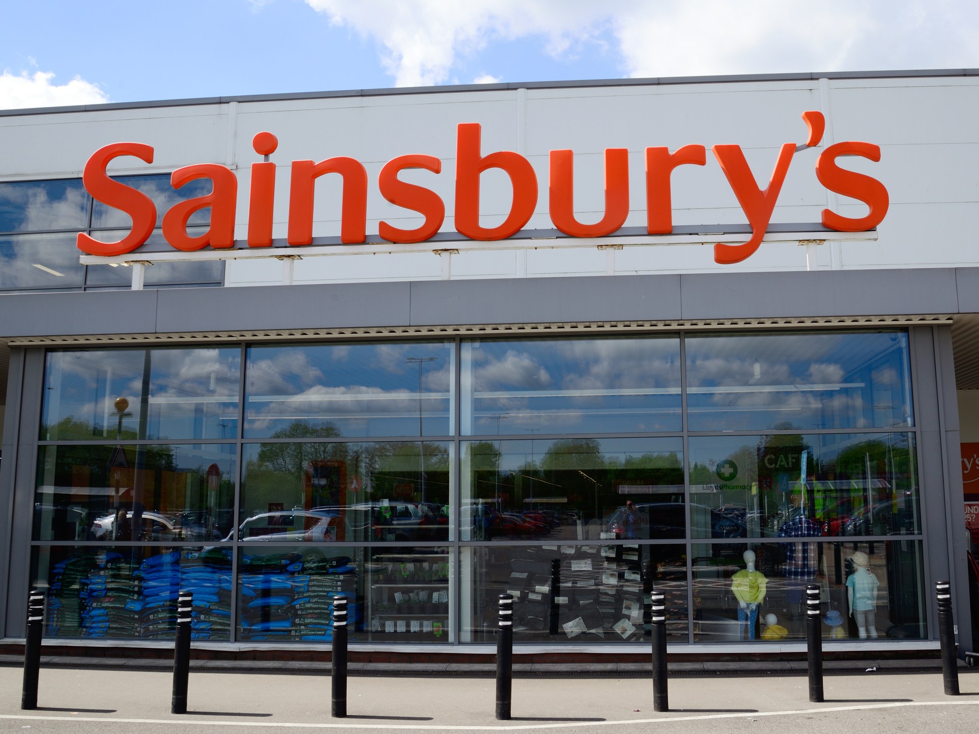 is sainsburys open new years day