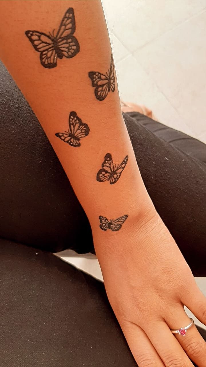 tatuajes mariposas en la mano