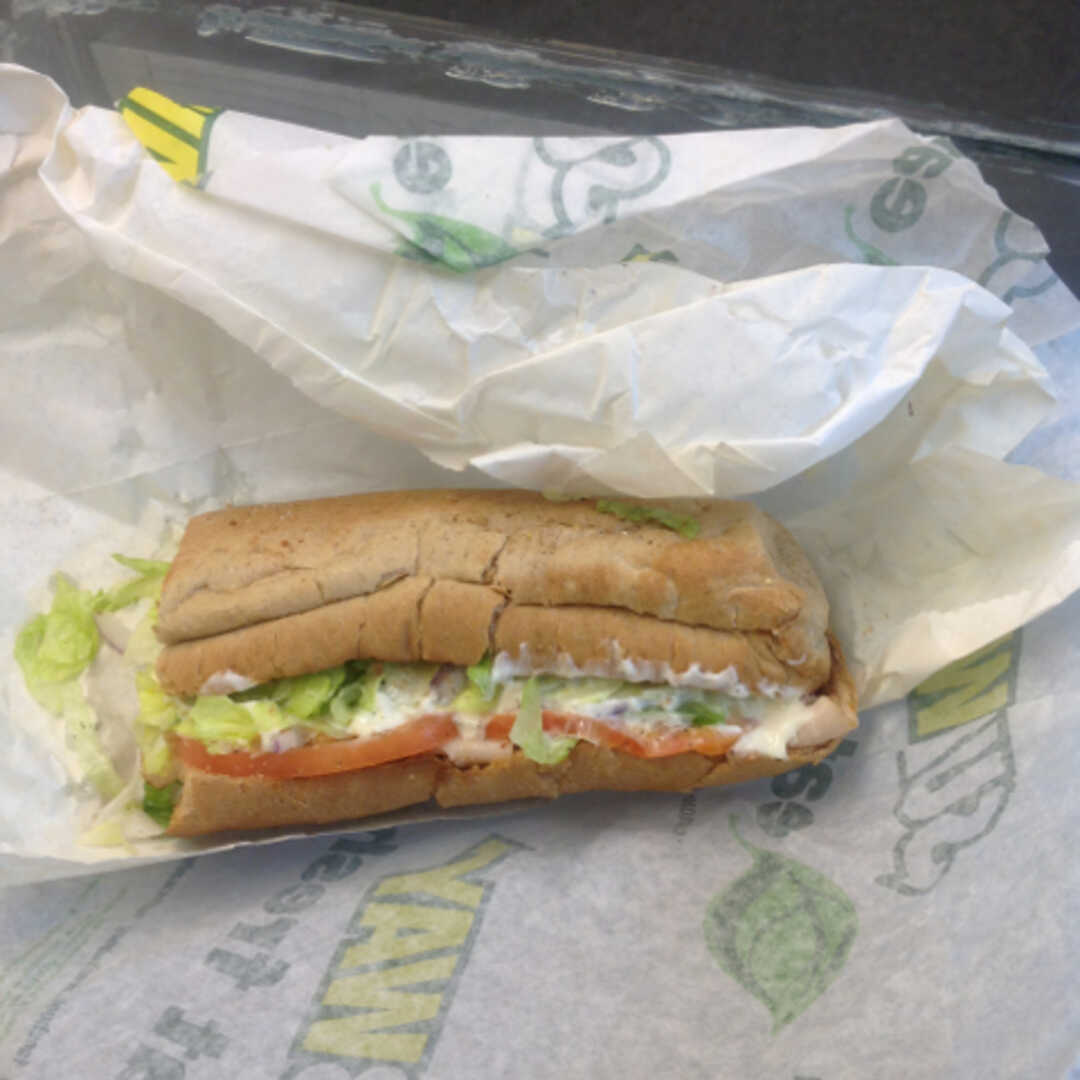 subway turkey sub calories