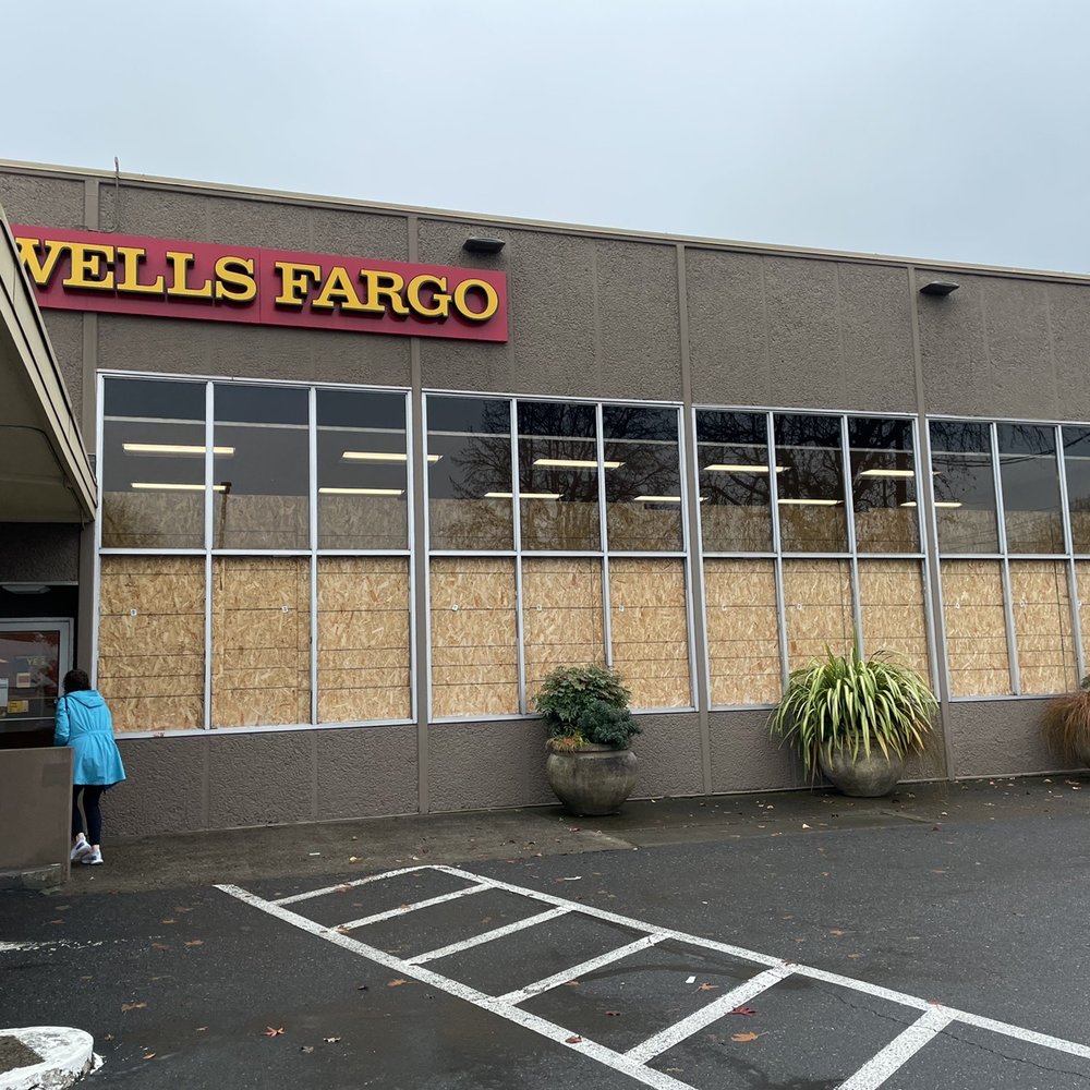 wells fargo bank astoria oregon