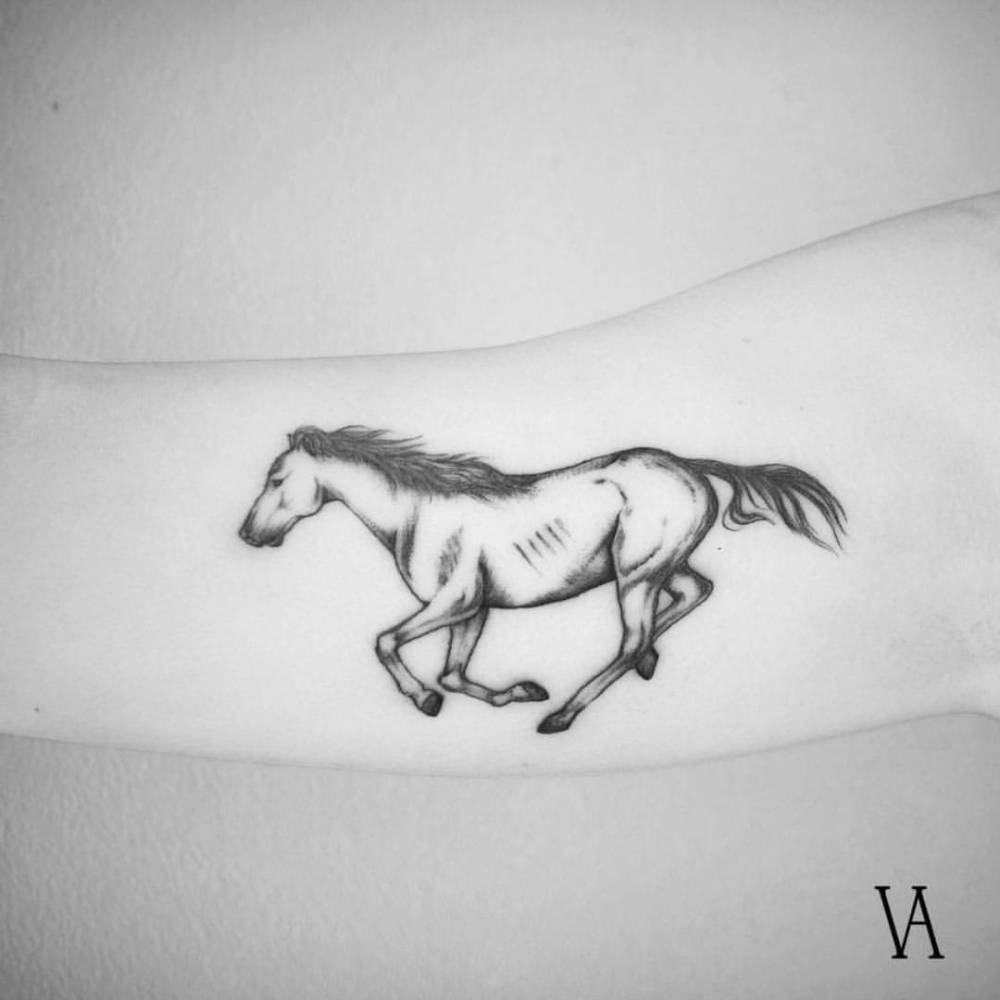 tatuajes de caballos en el brazo