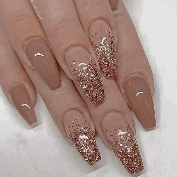 uñas beige con rosa