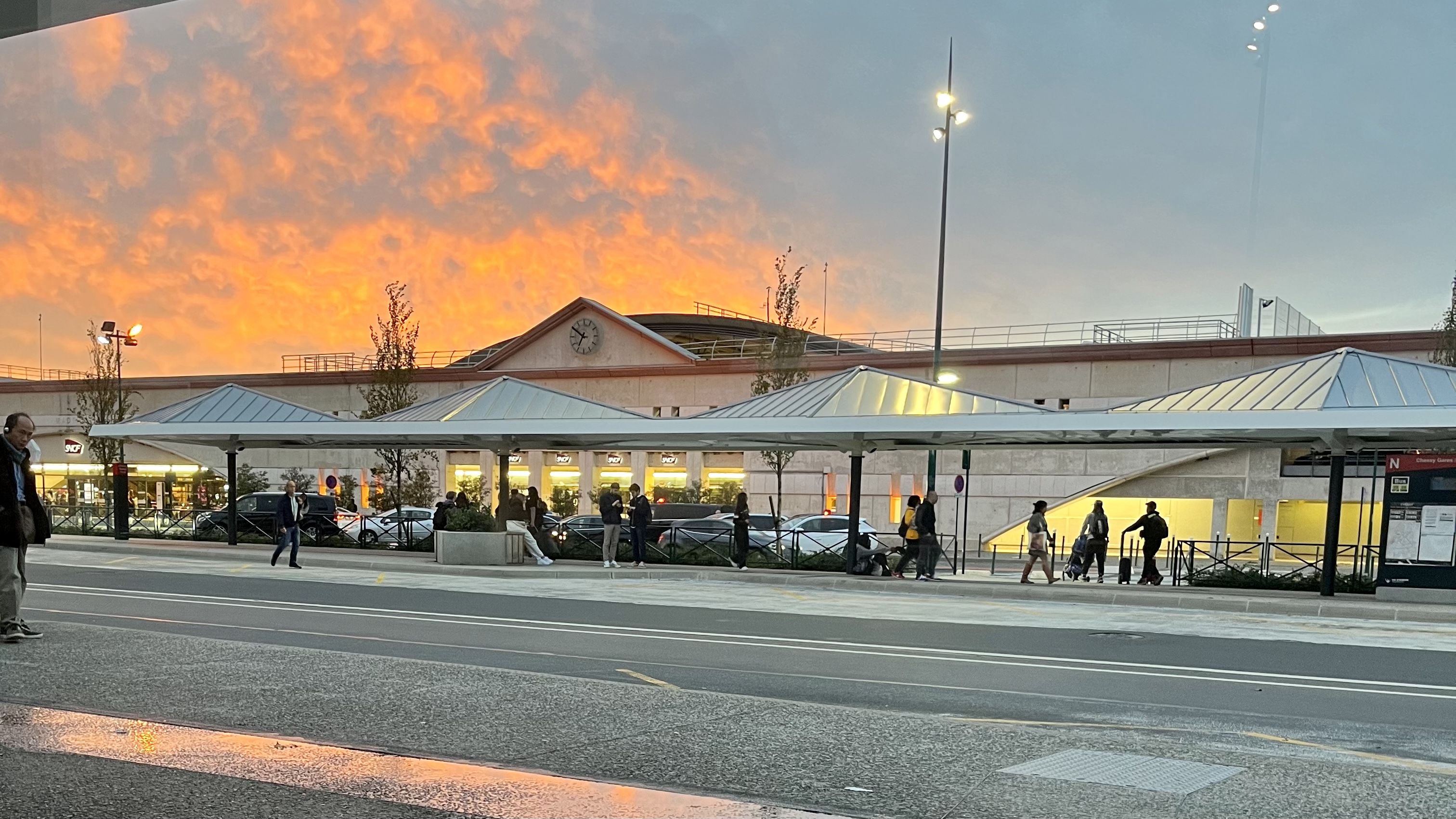 marne la vallée chessy train station