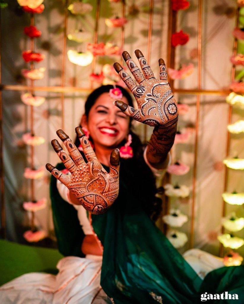 mehndi pose bride