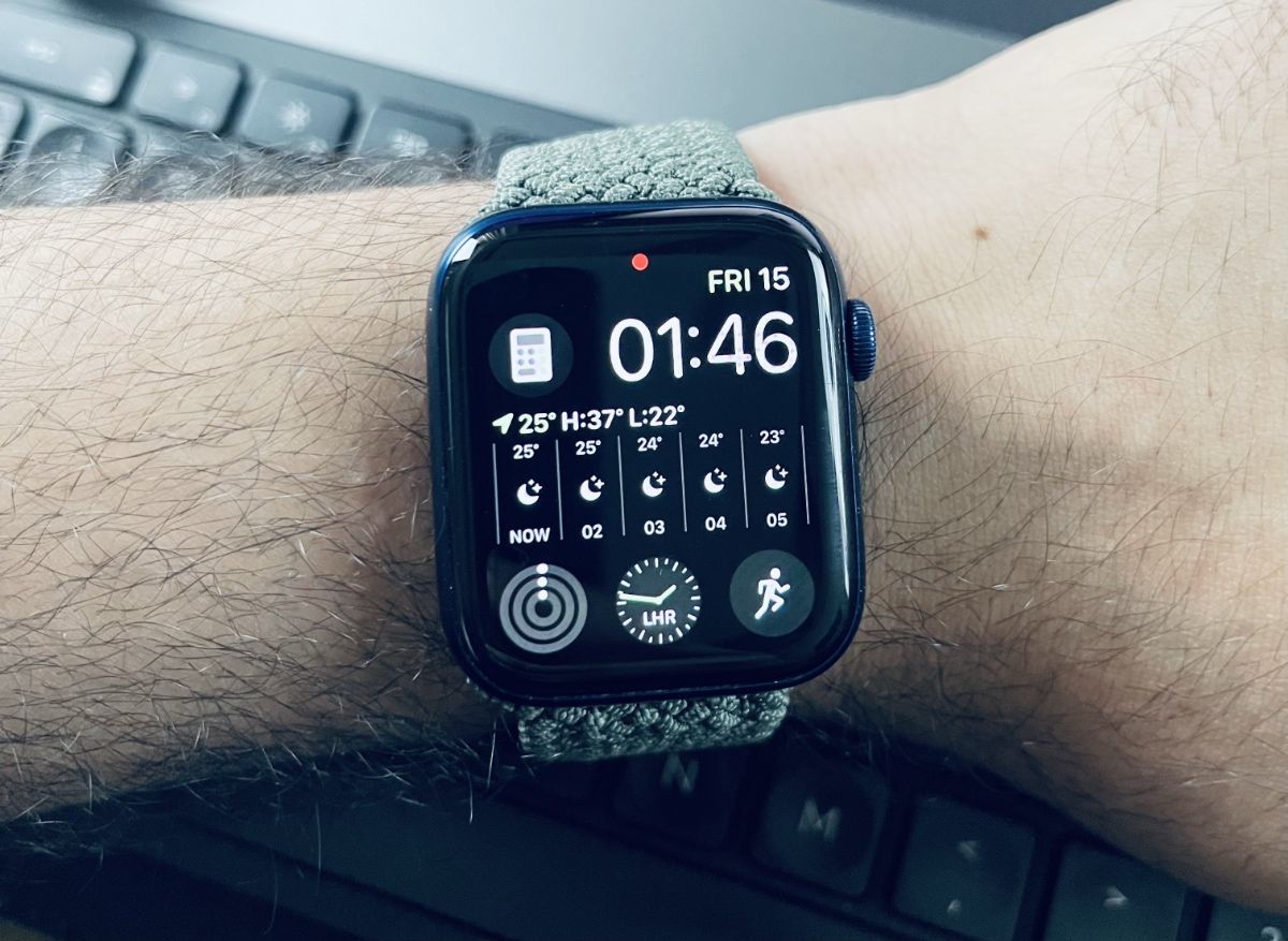 what does the red dot mean on the apple watch