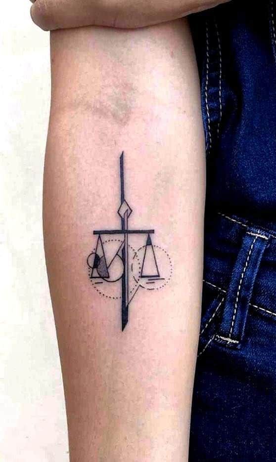 libra tatuaje hombre