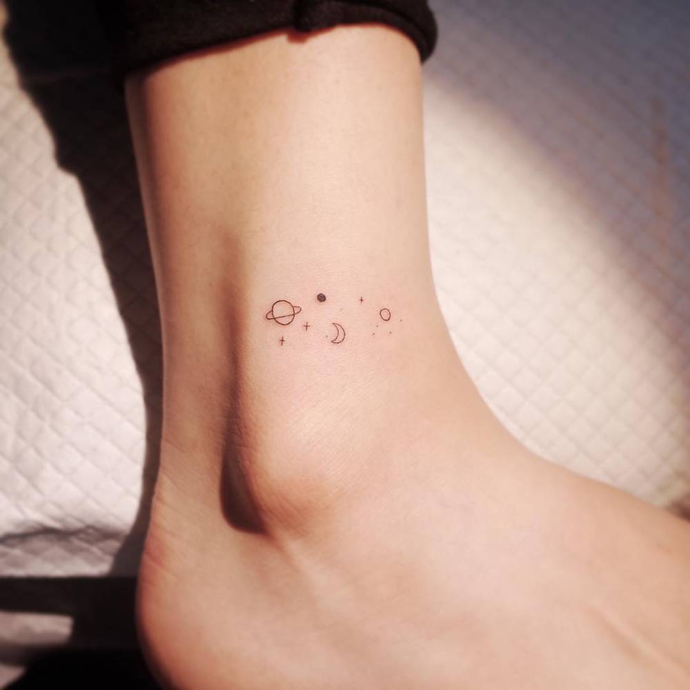 tatuaje galaxia minimalista