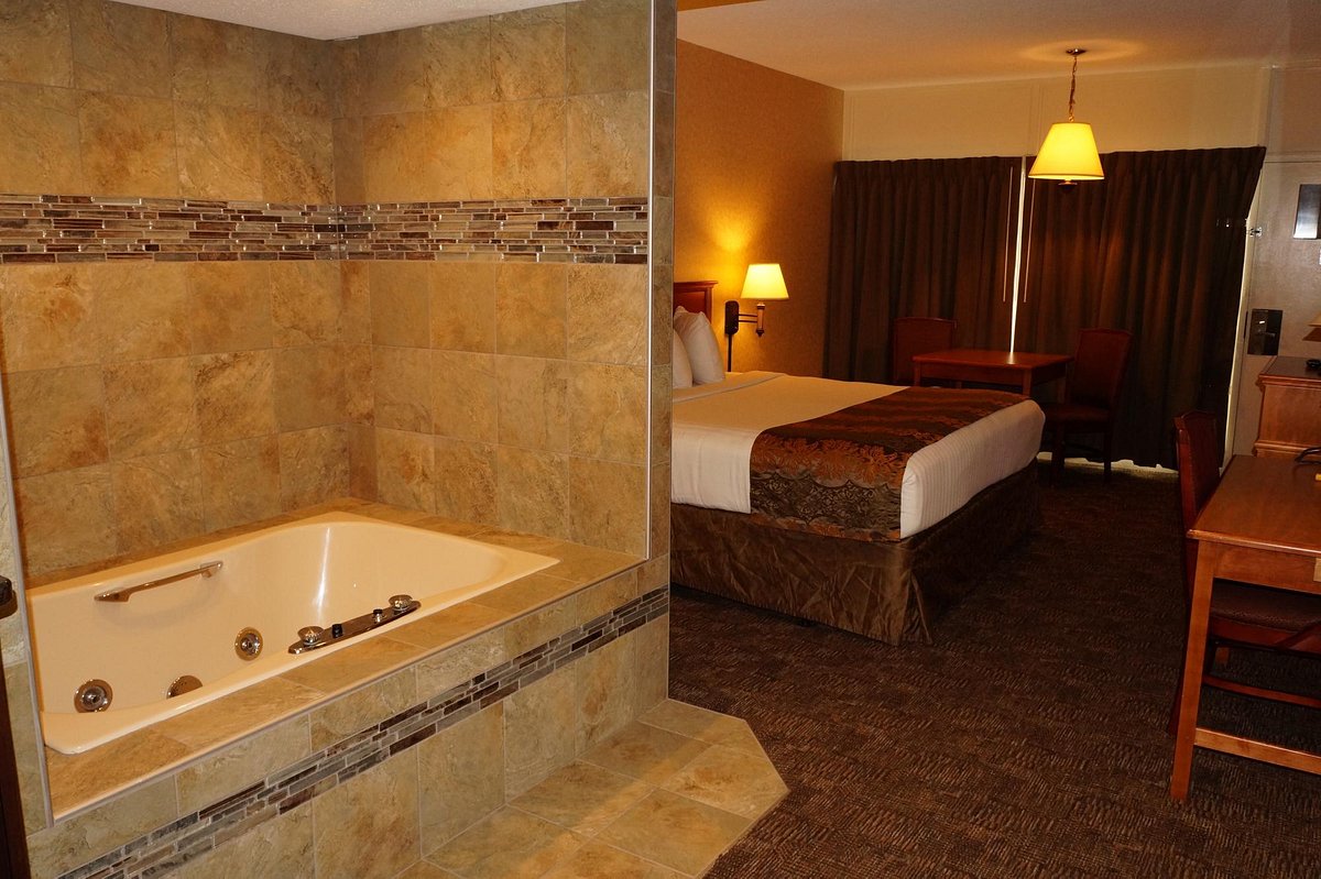 fargo hotels with jacuzzi in room