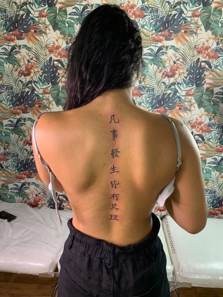 tatuajes de letras en la espalda