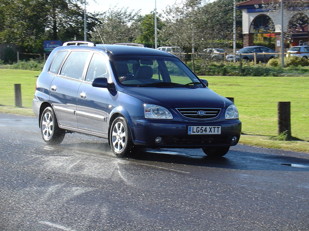 kia carens estate review