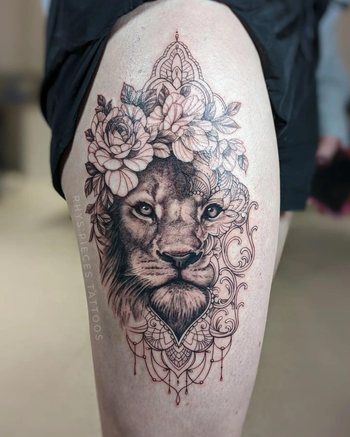 tatuaje de león para mujer