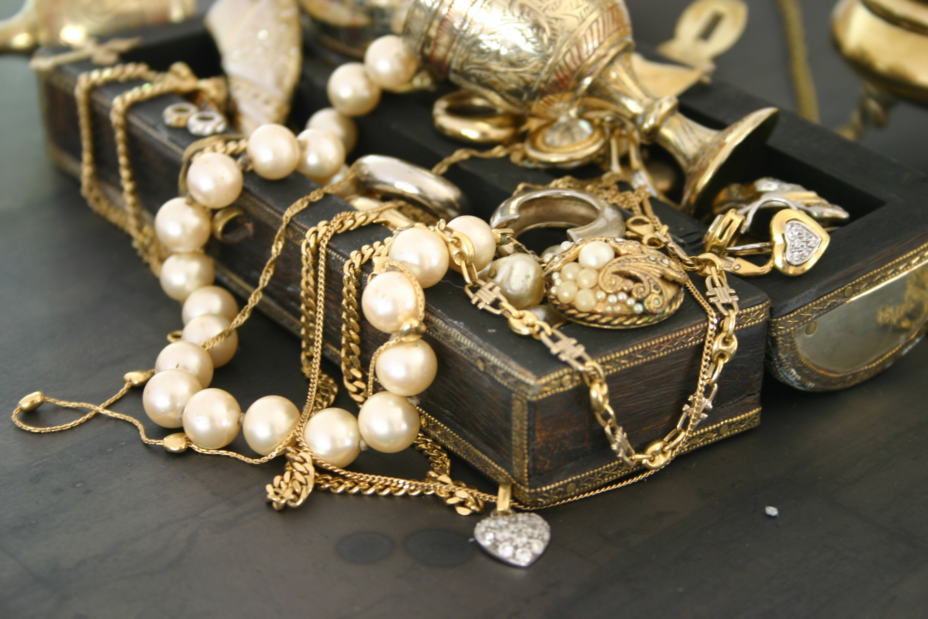 how to identify vintage jewelry