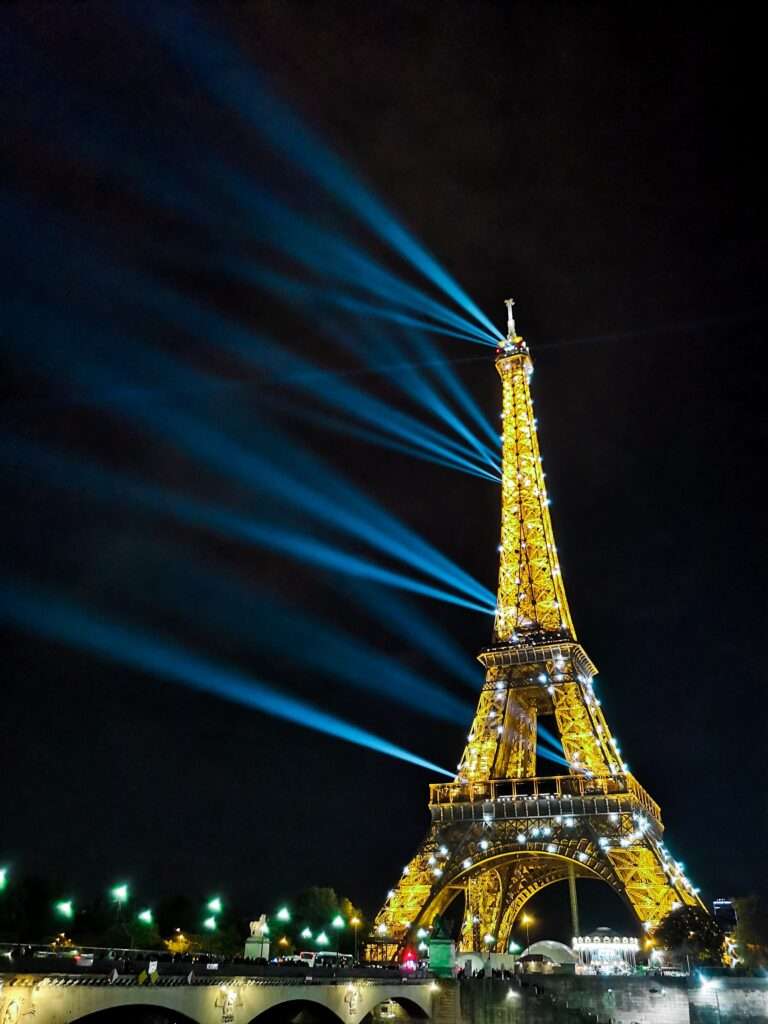 when does the eiffel tower sparkle