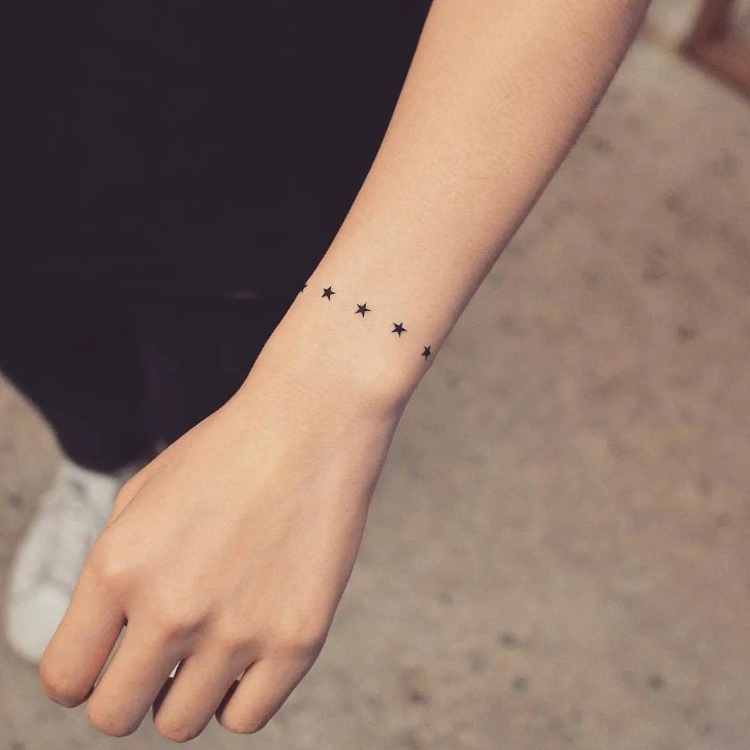 estrella tatuaje minimalista