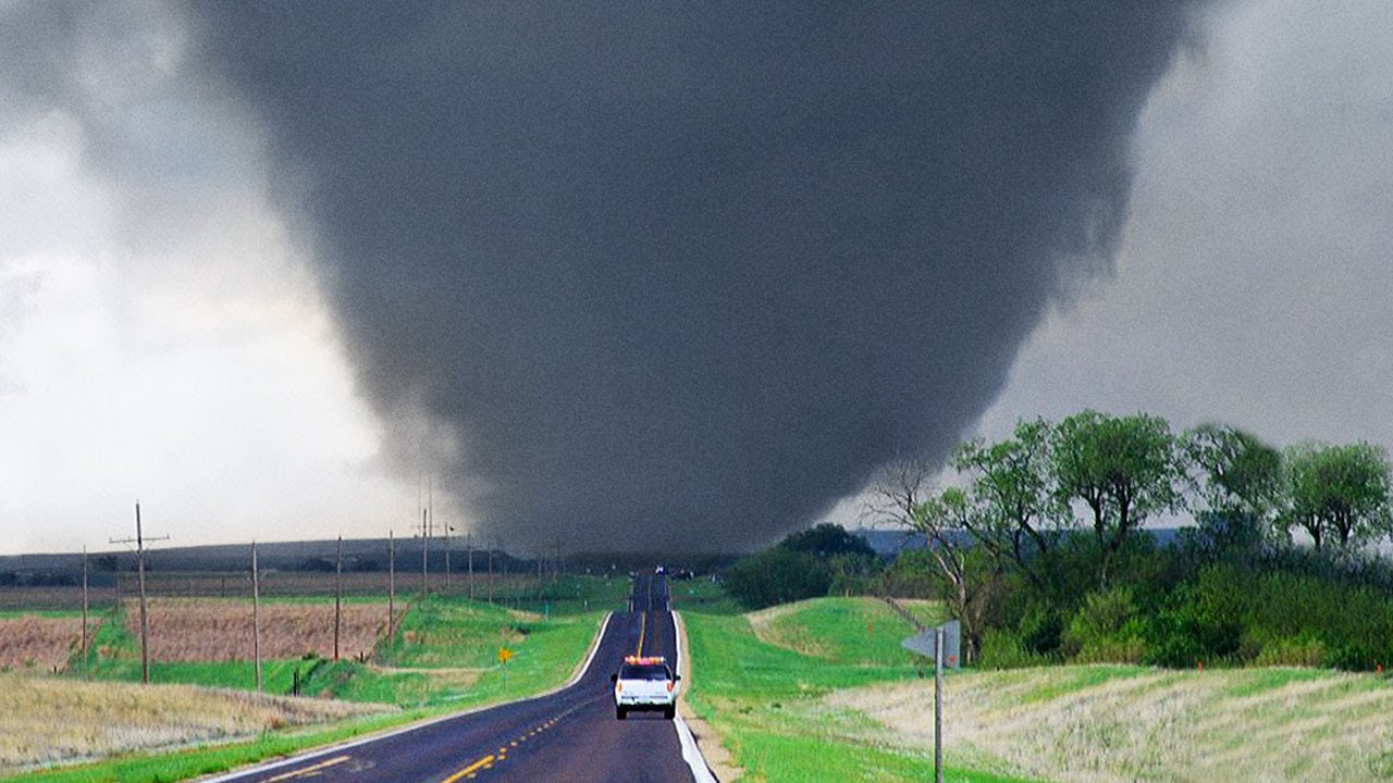 widest tornado in the world