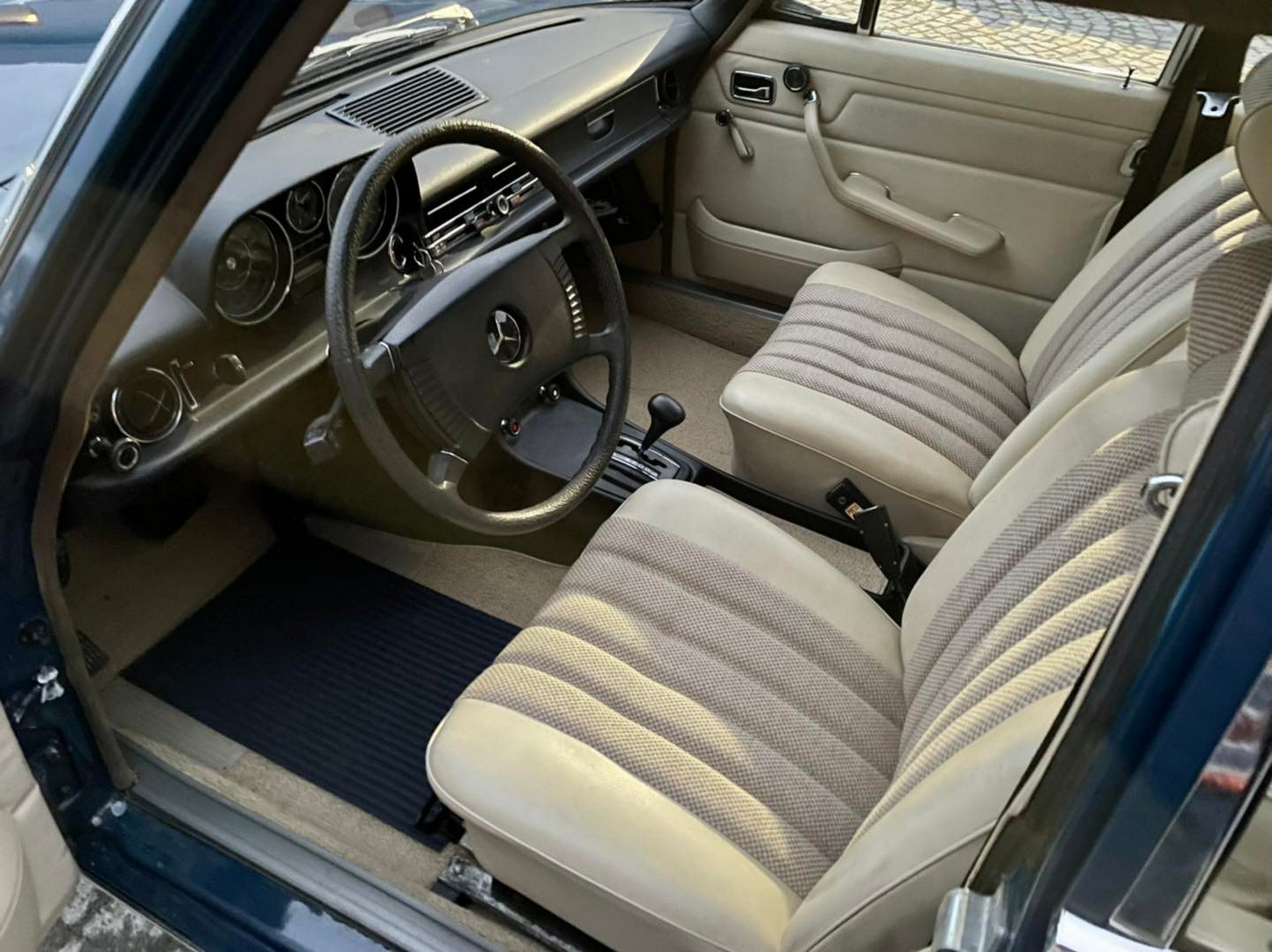 mercedes w114 interior