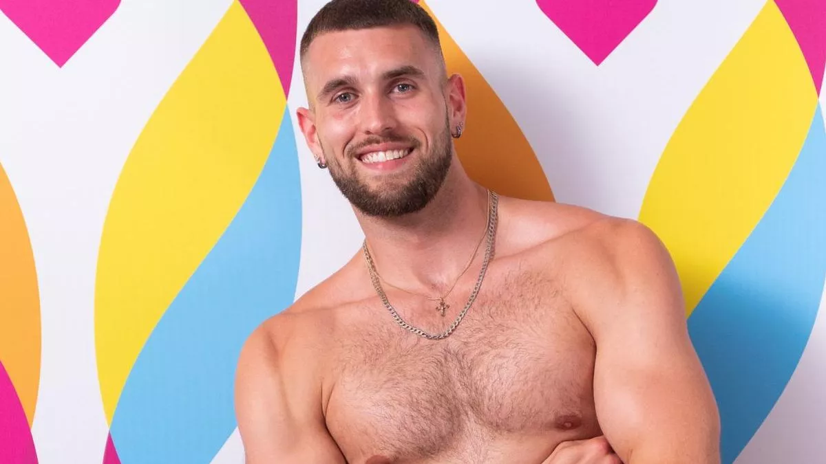 how tall is zachariah love island