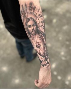 tatuajes de cristo en el brazo