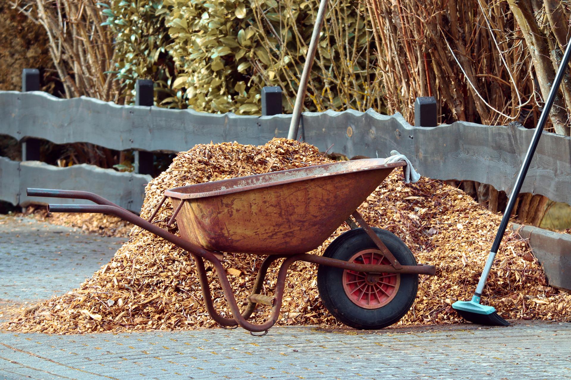 how much does a yard of mulch weigh