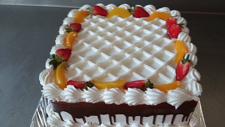 pastel cuadrado decorado con frutas
