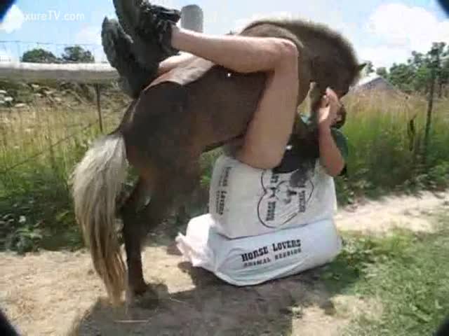 hombre follado por caballo