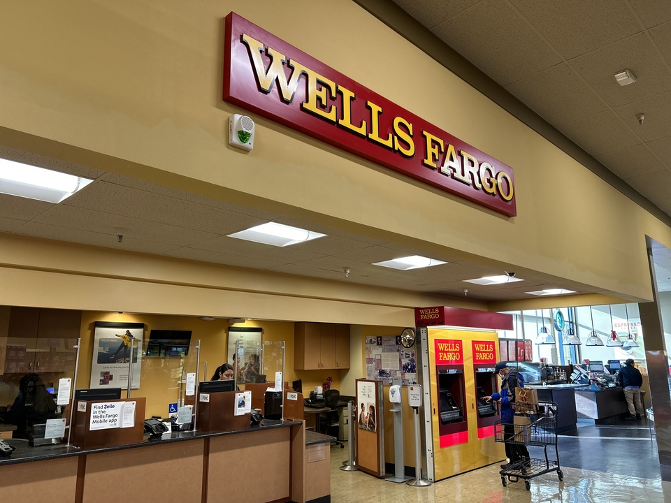 wells fargo bank in grocery store