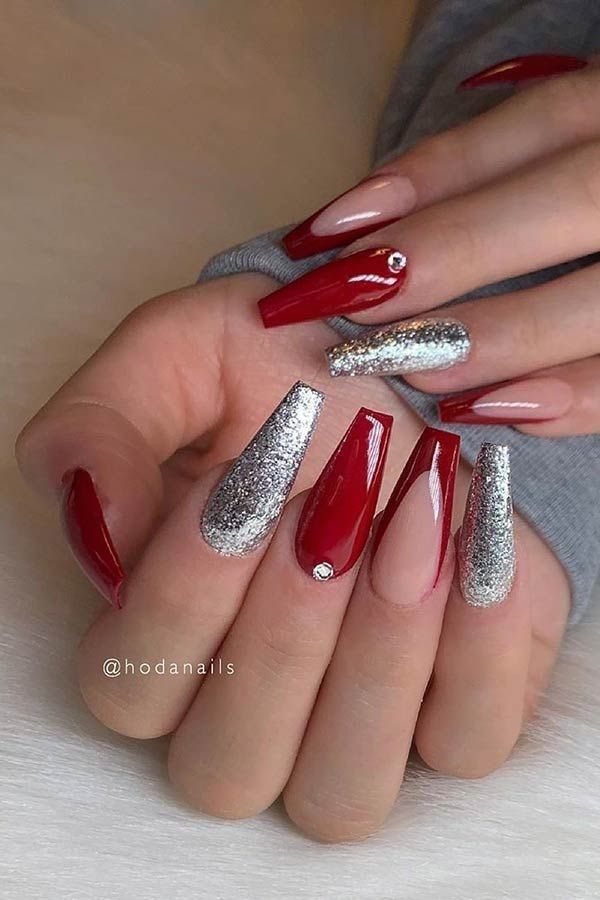 diseño de uñas rojo con plata