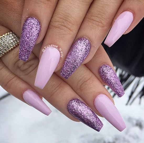 uñas con purpurina rosa