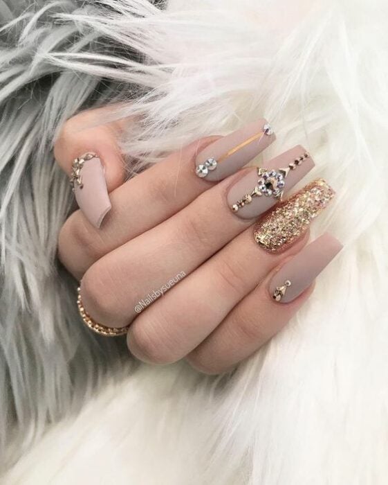 moda elegantes uñas con piedras