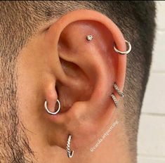 aretes en la oreja hombre