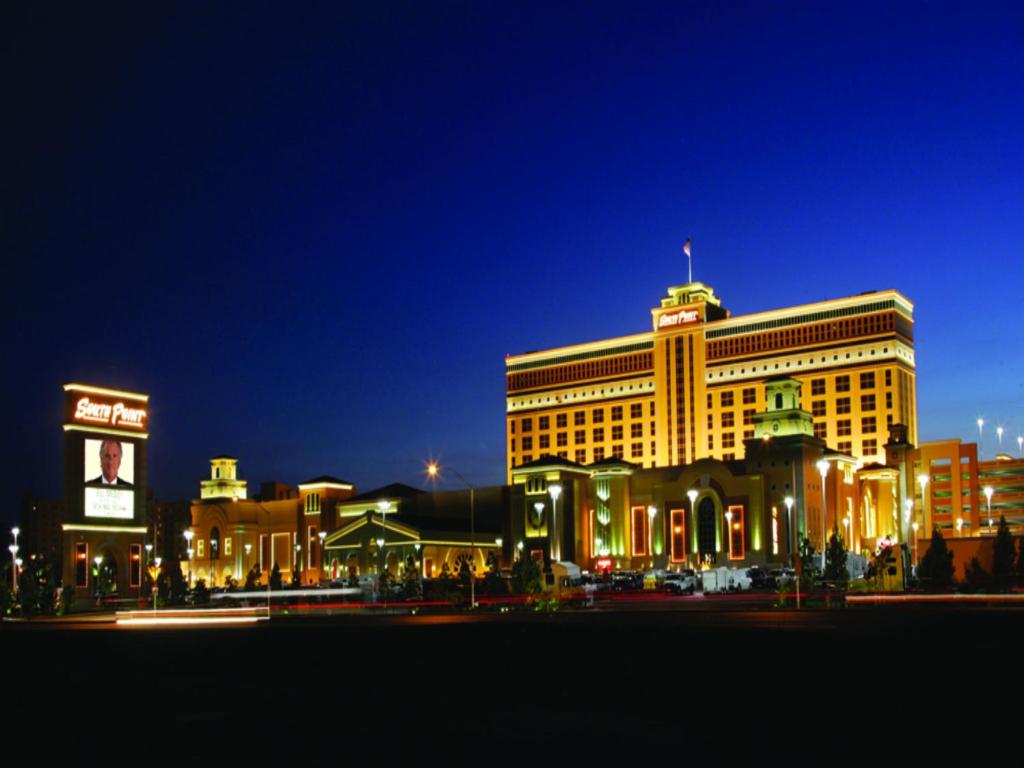 hotels near southpoint