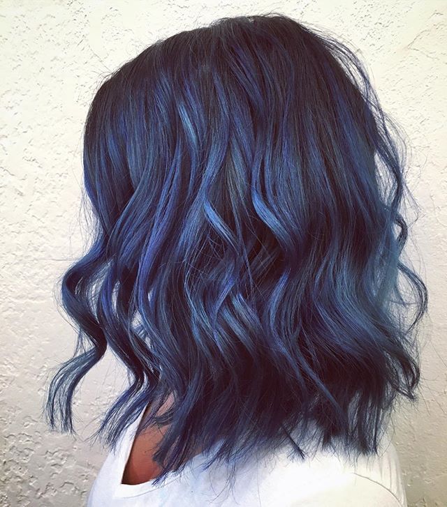 cabello azul rey