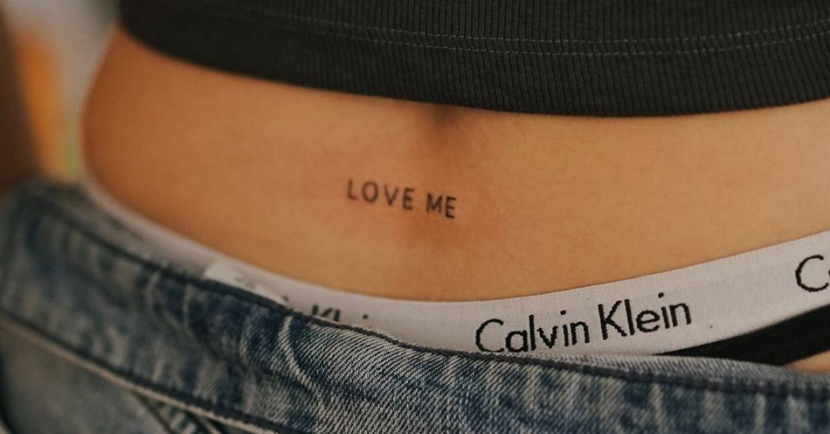tatuajes en la espalda baja letras