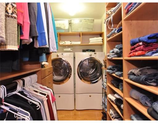 small walk in closet with washer and dryer