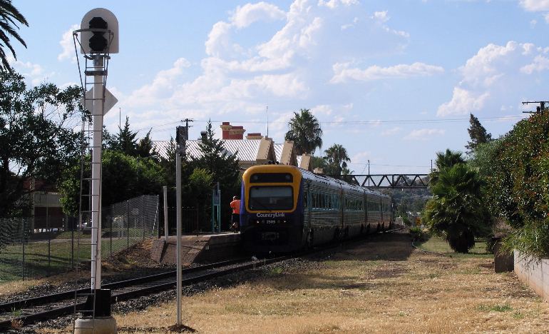 tamworth train station arrivals