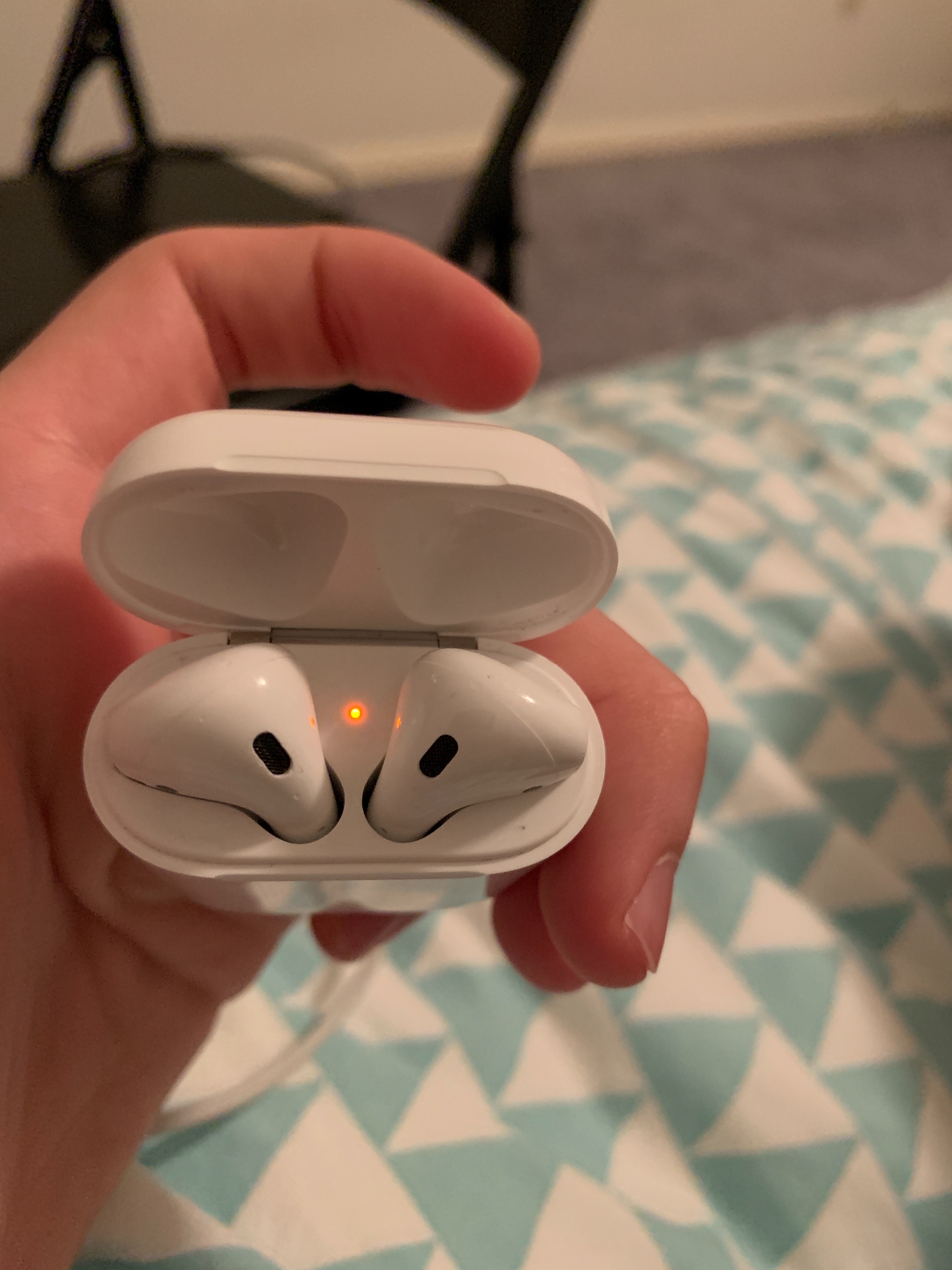 airpods pro flashing orange