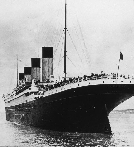 how much did the titanic weigh