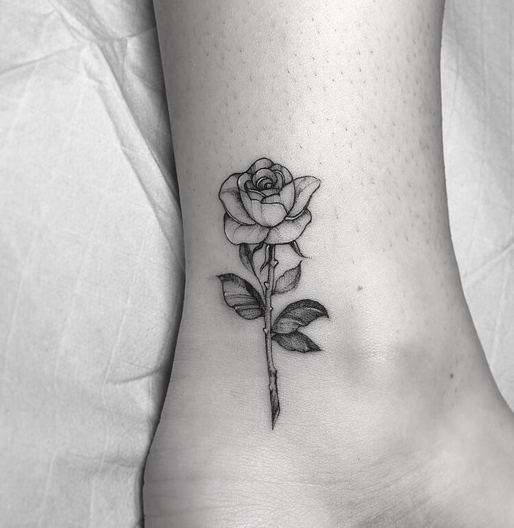 kleines tattoo rose